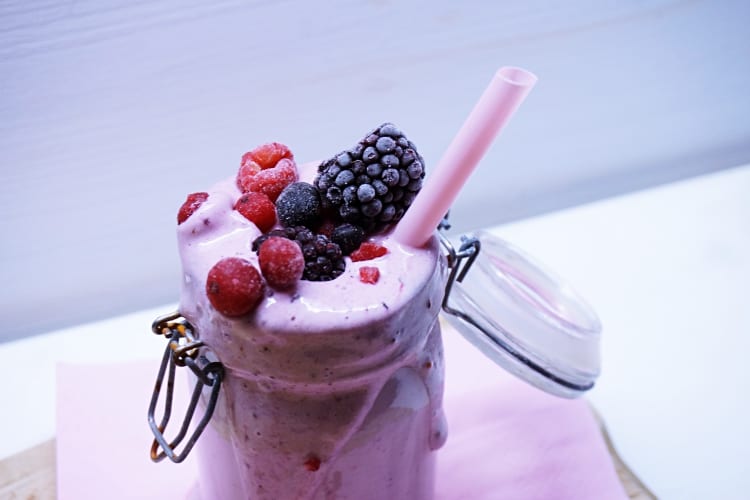 Proteinshake mit Beeren und Banane