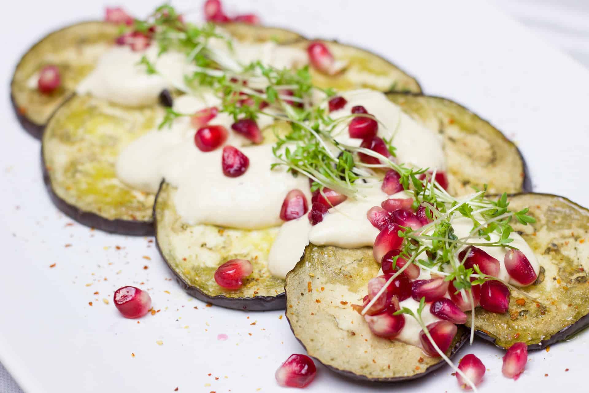 Gebackene Aubergine mit Granatapfel